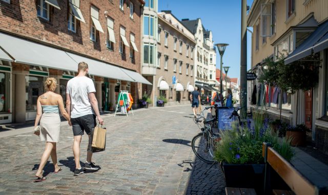 Nu blir det enklare att  ställa ut trottoarpratare, utsmyckning och varuexponering